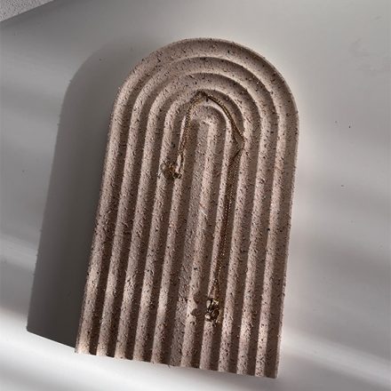 Bézs texturált szivárvány tálca - akril gyanta