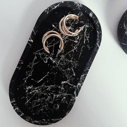 Fekete fehér márványos ovális tálca - akril gyanta